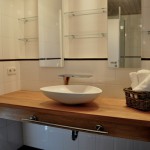 Beispiel für ein Badezimmer, bei dem Holz als Material verwendet wurde