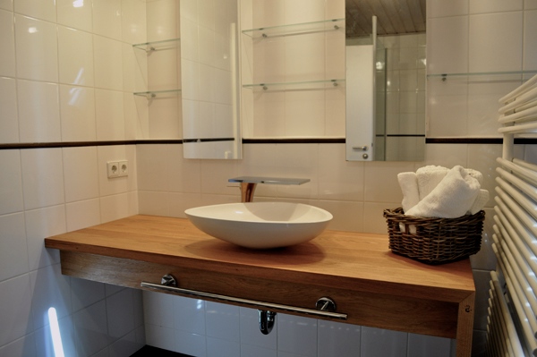 Beispiel für ein Badezimmer, bei dem Holz als Material verwendet wurde